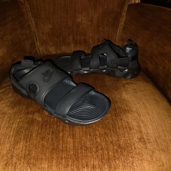 Nike Black Adjustable Sandals - Picture 1 of 3